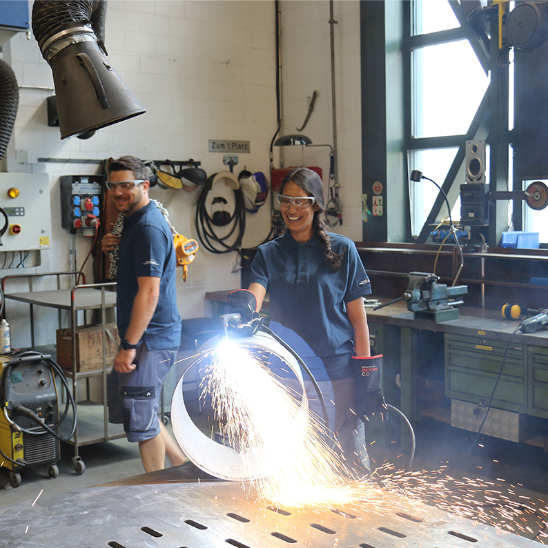 Mitarbeiter beim Schweissen in der Werkstatt